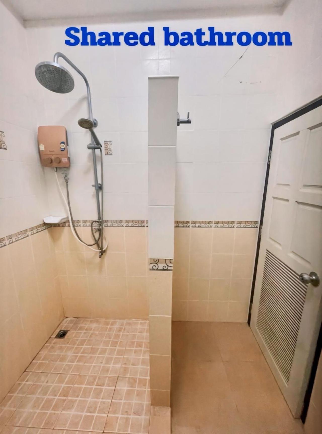 2B Cozy Hostel ตรัง Bagian luar foto